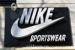 Nike sportswear reklaamtähed taustal