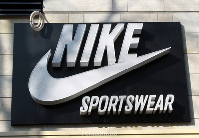 Nike sportswear reklaamtähed taustal