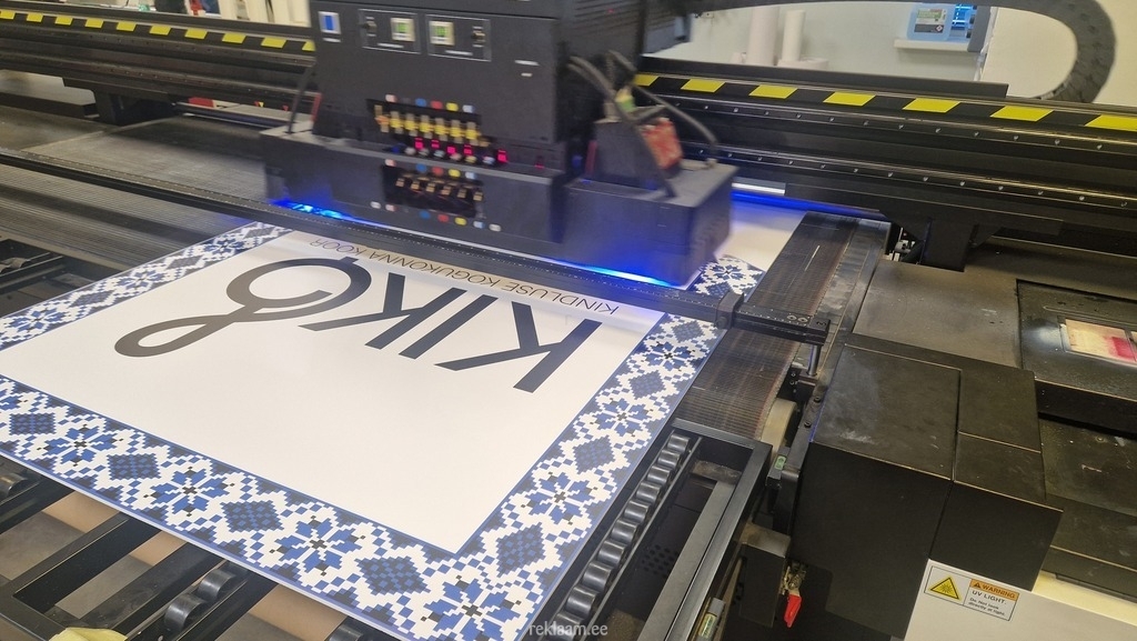 Kindluse Kogukonna Kool reklaamsilt