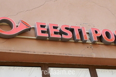 Eesti Post valgustähed fassaadil