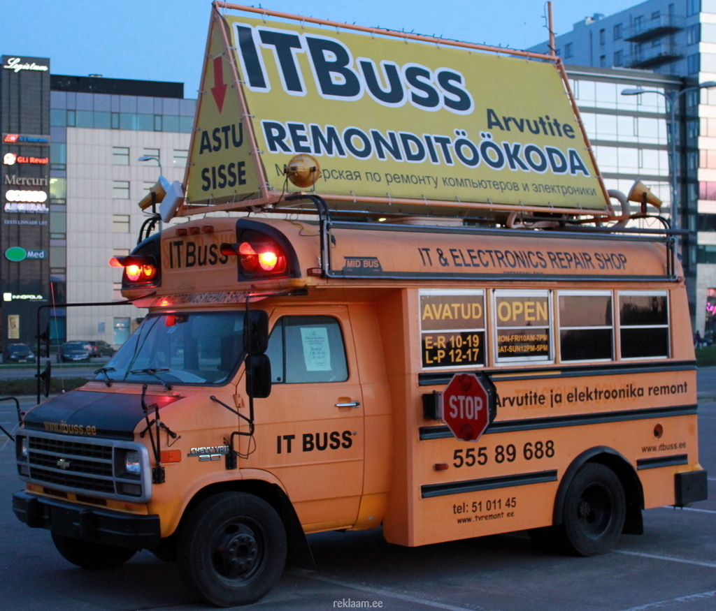 Mikrobuss reklaamipinnana