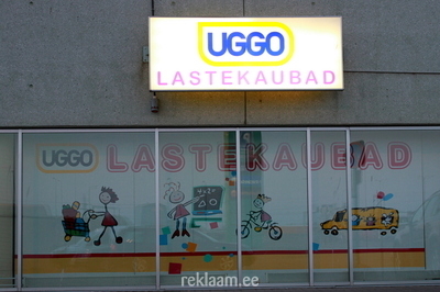 UGGO lastekaubad reklaamkast ja vaateaken