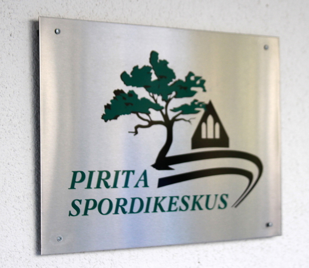 Pirita Spordikeskuse metallist fassaadireklaam