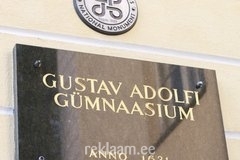 Gustav Adolfi Gümnaasiumi kivist fassaadisilt