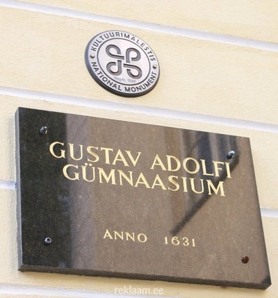 Gustav Adolfi Gümnaasiumi kivist fassaadisilt