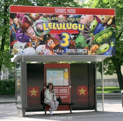 Solaris Kino reklaam bussiootepaviljonis