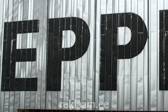 Zeppelini ebakvaliteetne reklaam fassaadil