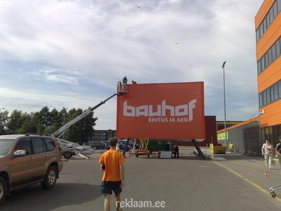 Bauhof suur reklaamkast maja katusel