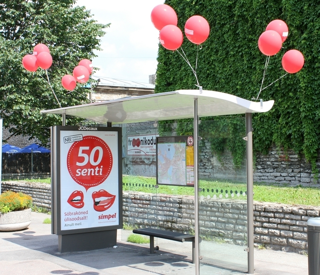 EMT välireklaam bussipeatuses