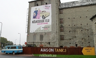 Nõukogude elu suur reklaambanner maja seinal