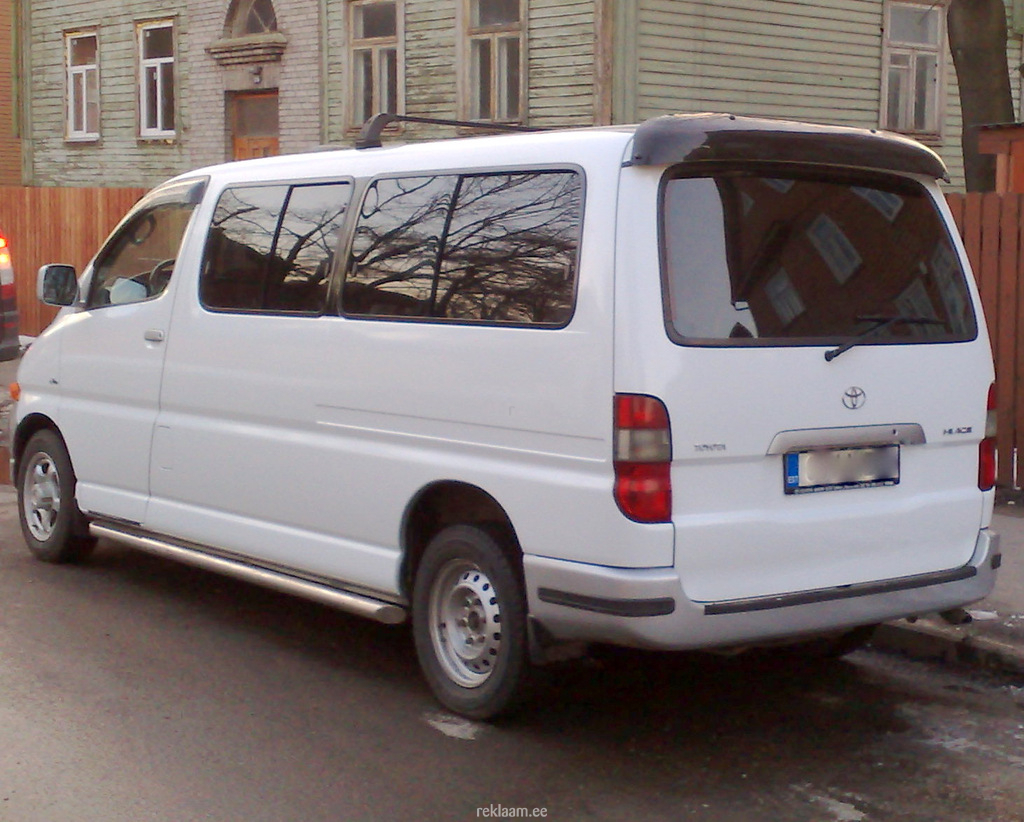 Toyota Hiace üleni valgeks kleebitud