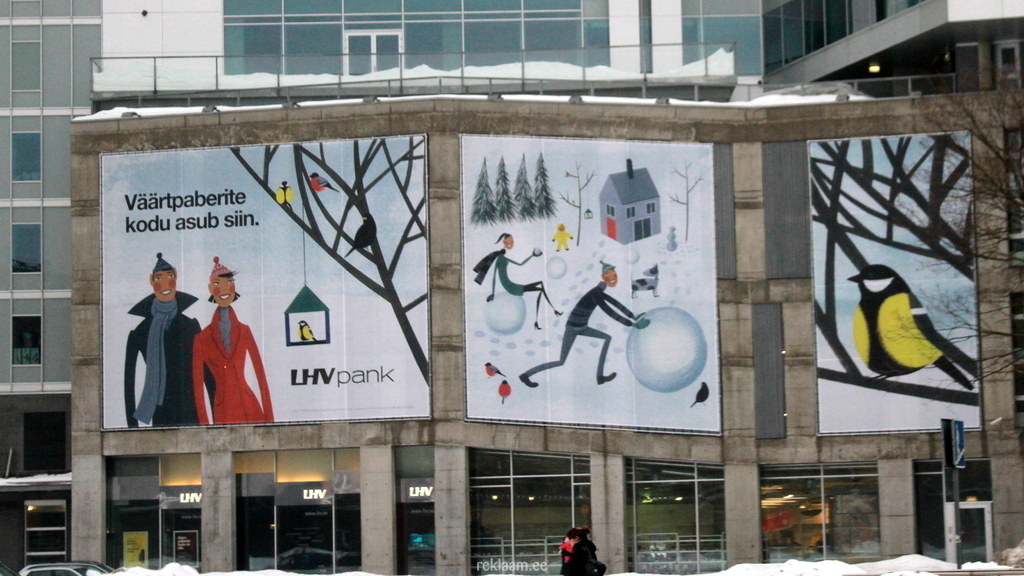 LHV Panga reklaambannerid, mis kinnitatud metallist kinnitusraamile. Reklaam asub Tallinna kesklinnas. 