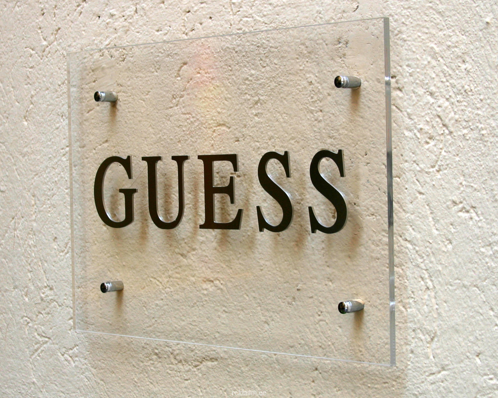 Guess pleksiklaasist fassaadisilt