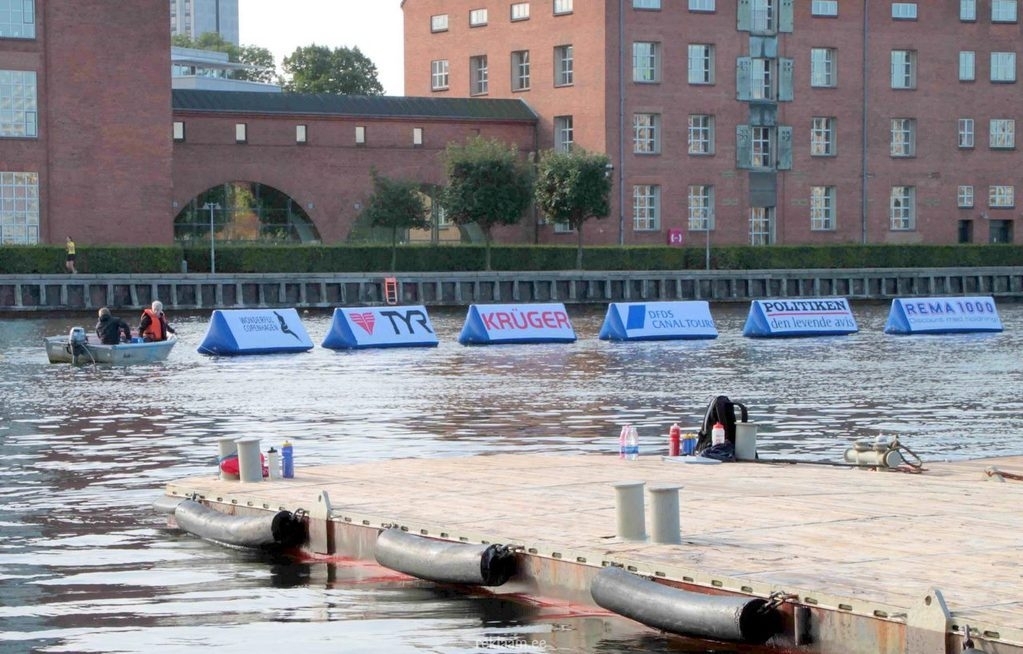 Täispuhutav reklaamkolmnurk vette