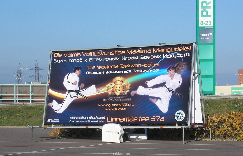 Reklaamtreiler millel eksponeeritud taekwondo reklaam. 