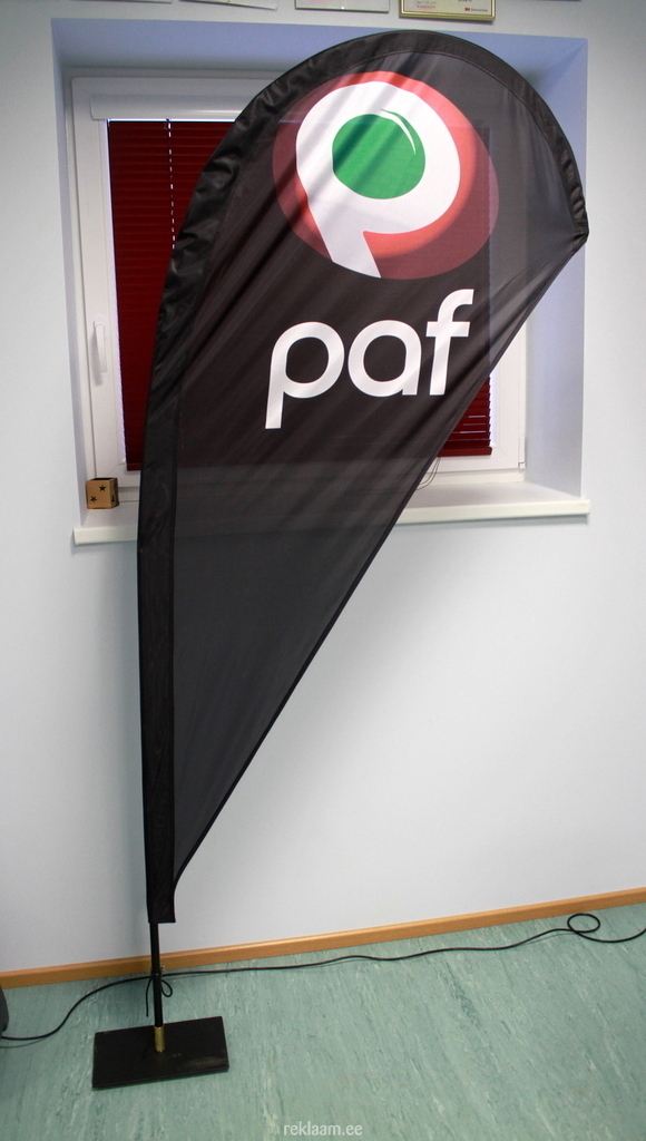 Paf reklaamlipp, kõrguseks 2200 mm. Tegemist ühe väiksema reklaamlipuga. Samalaadsed lipud ulatuvad kuni 5 meetrini. 