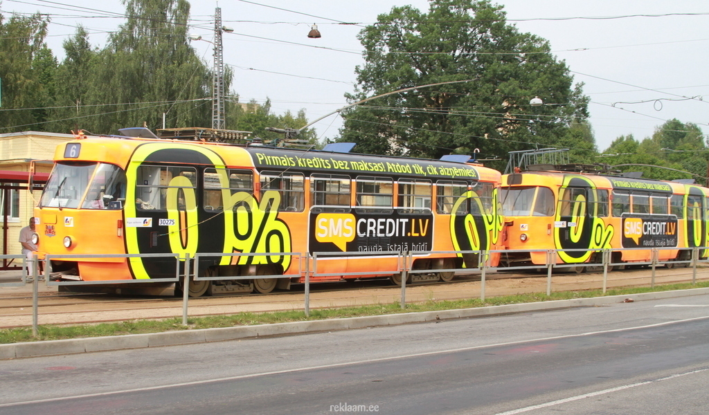 Trammile paigaldatud reklaamkleebised, mis katavad kogu trammi. 