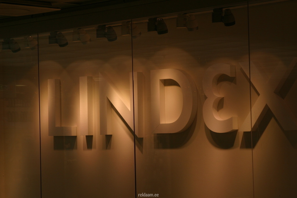 Lindex pealtvalgustusega reklaamtähed