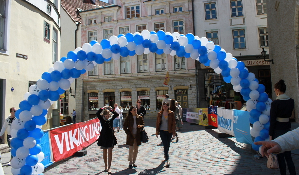 Tallinnas RattRace 2012 kaarele paigaldatud logoga õhupallid. 