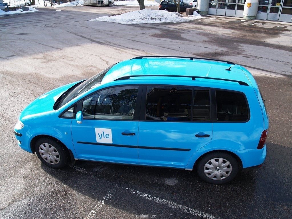Soome Rahvusringhäälingu üle kleebitud VW Touran.