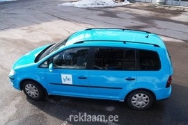 Soome Rahvusringhäälingu üle kleebitud VW Touran.