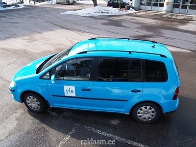 Soome Rahvusringhäälingu üle kleebitud VW Touran.
