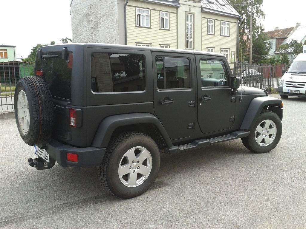 Läikiv must Jeep Wrangler ---> matt must Jeep Wrangler