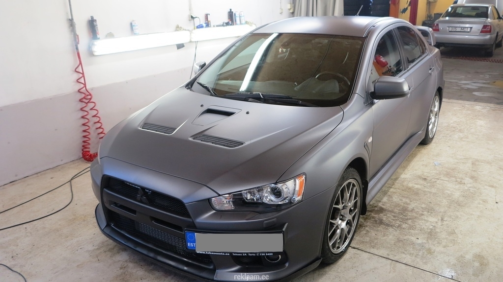 Mitsubishi EVO X üle kleebitud matthalliks.