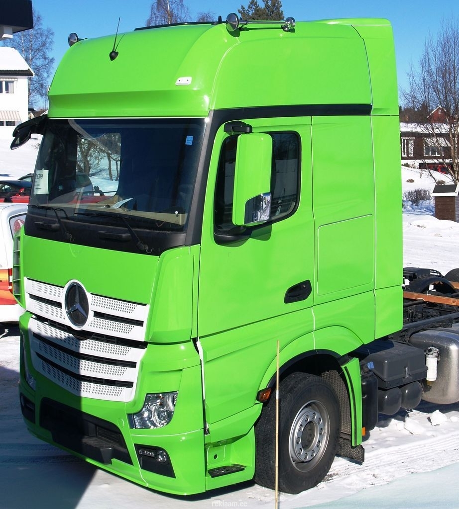 Mercedes-Benz Actros kabiin kleebitud üle roheliseks.