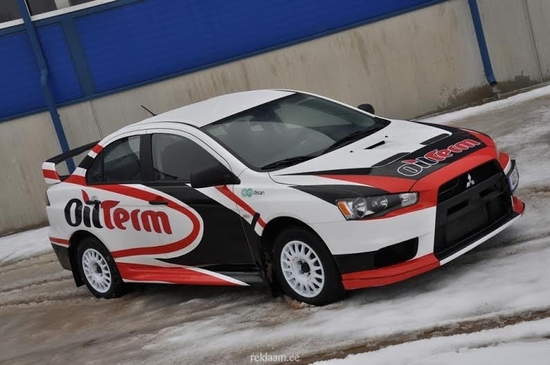 Mitsubishi EVO X R üle kleebitud.