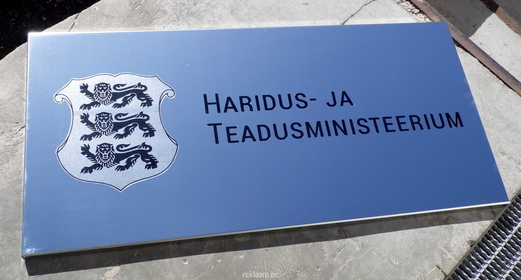 Haridus-ja teadusministeerium fassaadisilt