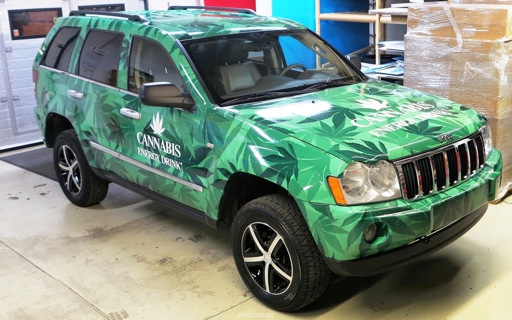 Jeep Grand Cherokee üle kleebitud.
