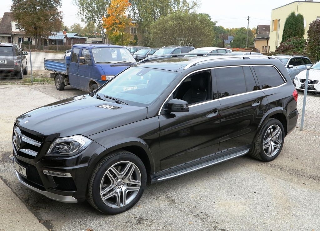 Mercedes-Benz GL63 AMG üle kleebitud.