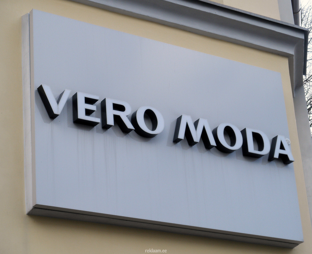 Vero Moda reklaamkast tähtedega