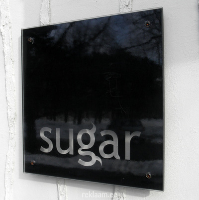 Ööklubi Sugar reklaam fassaadil