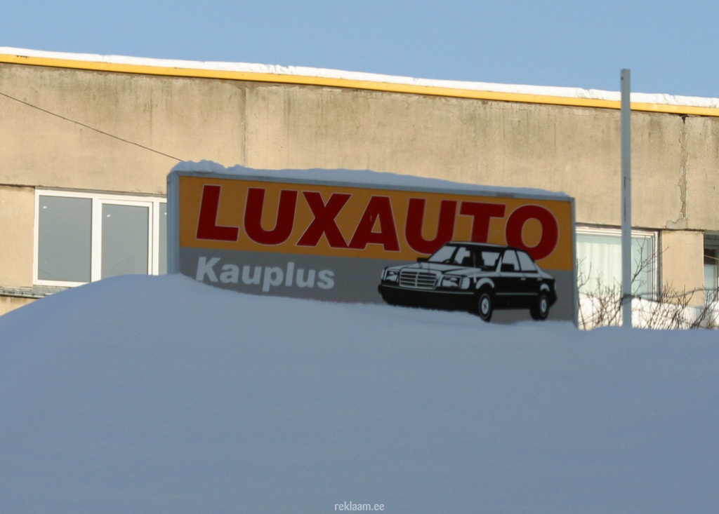 Lux Auto valgusreklaam maja katusel