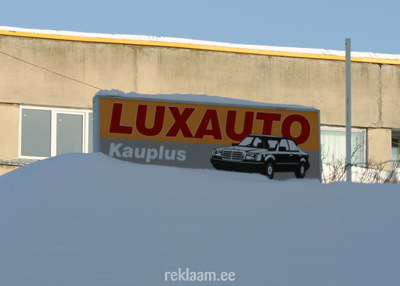 Lux Auto valgusreklaam maja katusel