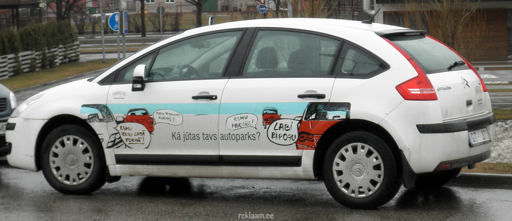 Läti reklaamidega sõiduauto