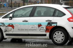 Läti reklaamidega sõiduauto