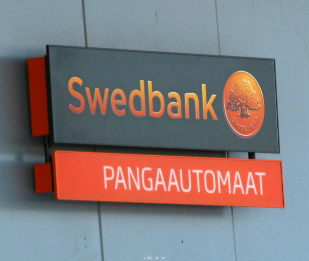 Swedbank valgusreklaam sularahaautomaadi juures 