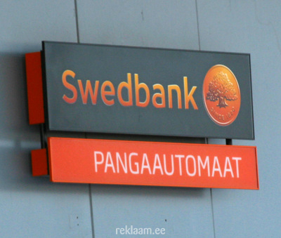 Swedbank valgusreklaam sularahaautomaadi juures 