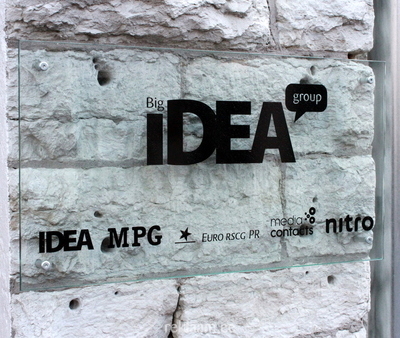 Big IDEA Group klaasist fassaadisilt