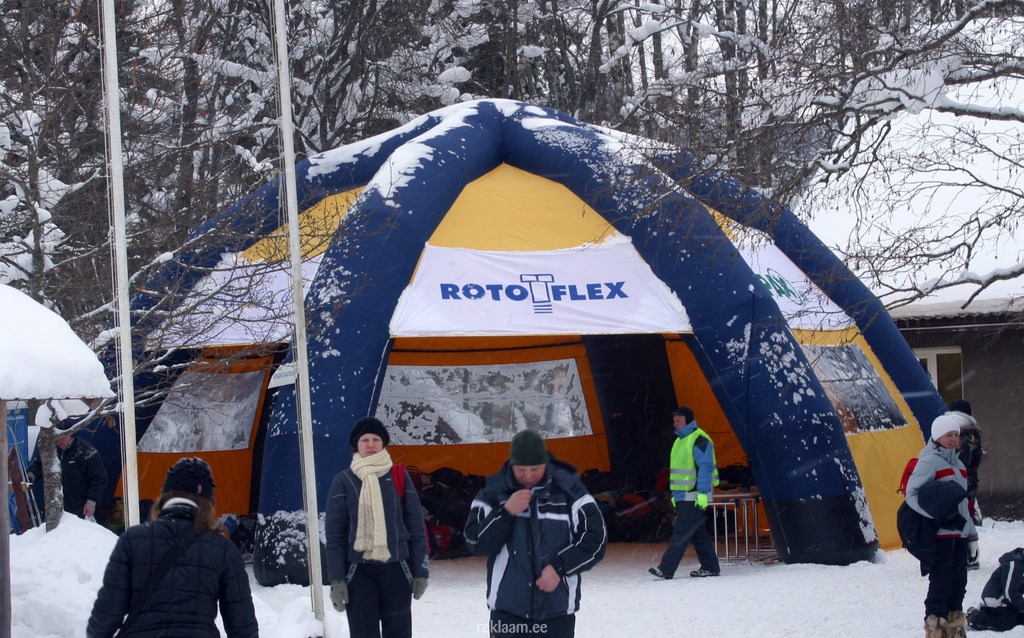 Täispuhutav reklaamtelk Mõedaku spordibaasi territooriumil