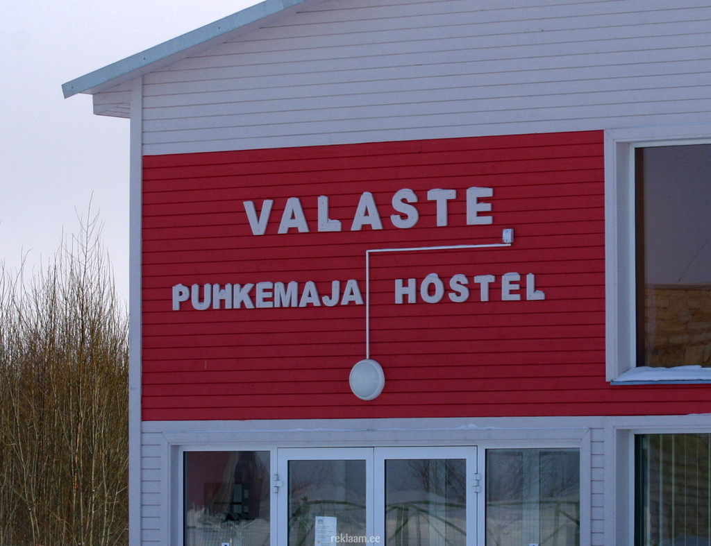 Valaste puhkemaja fassaadireklaam