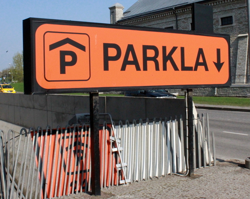 Rotermanni keskuse parkla reklaamkast